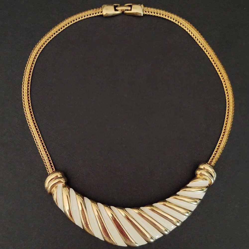Vintage cream enamel and gold necklace - Picture 5 of 13